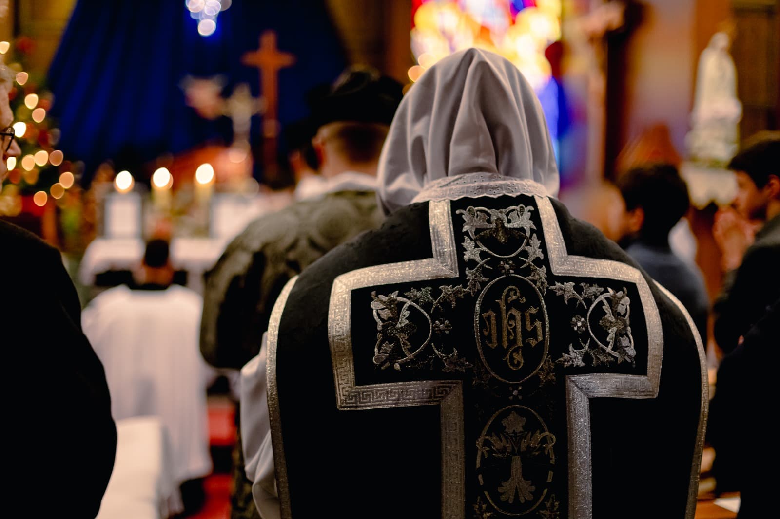 Svećenik u tradicionalnom liturgijskom ruhu